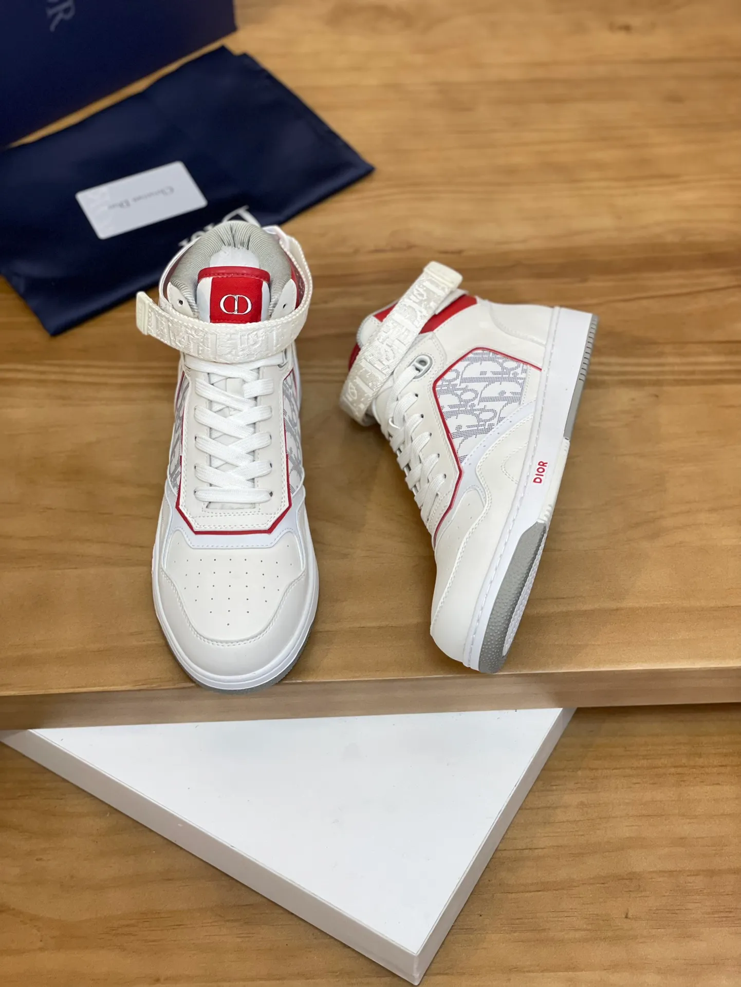 Men's shoes: 💰P460¥ Product trademark: Dior* "Dior*" high-top casual shoes Regular size: 38-44 (can be customized to 45.46) Product materials: Upper imported cowhide stitched with original fabric, breathable lining, original outsole. Number: 1006